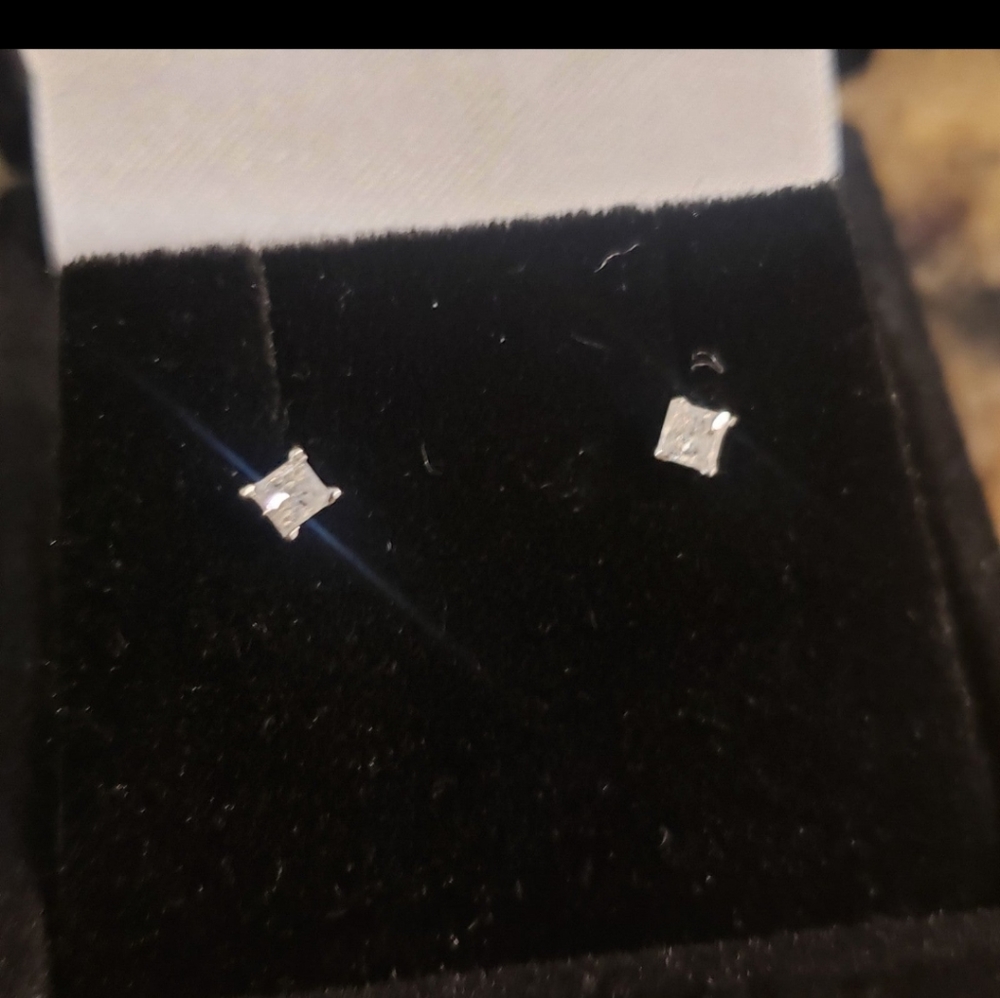 14k solid gold geniune diamond solitaire stud earings - Picture 4 of 9